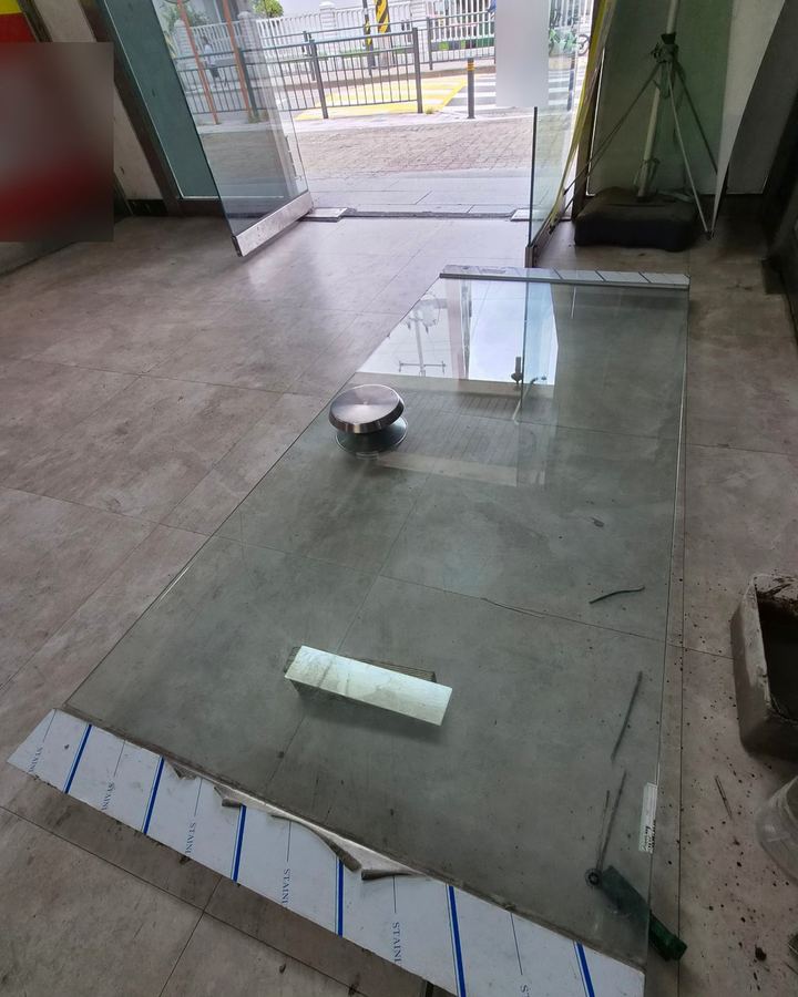 범박동 유리문수리 작업 모습