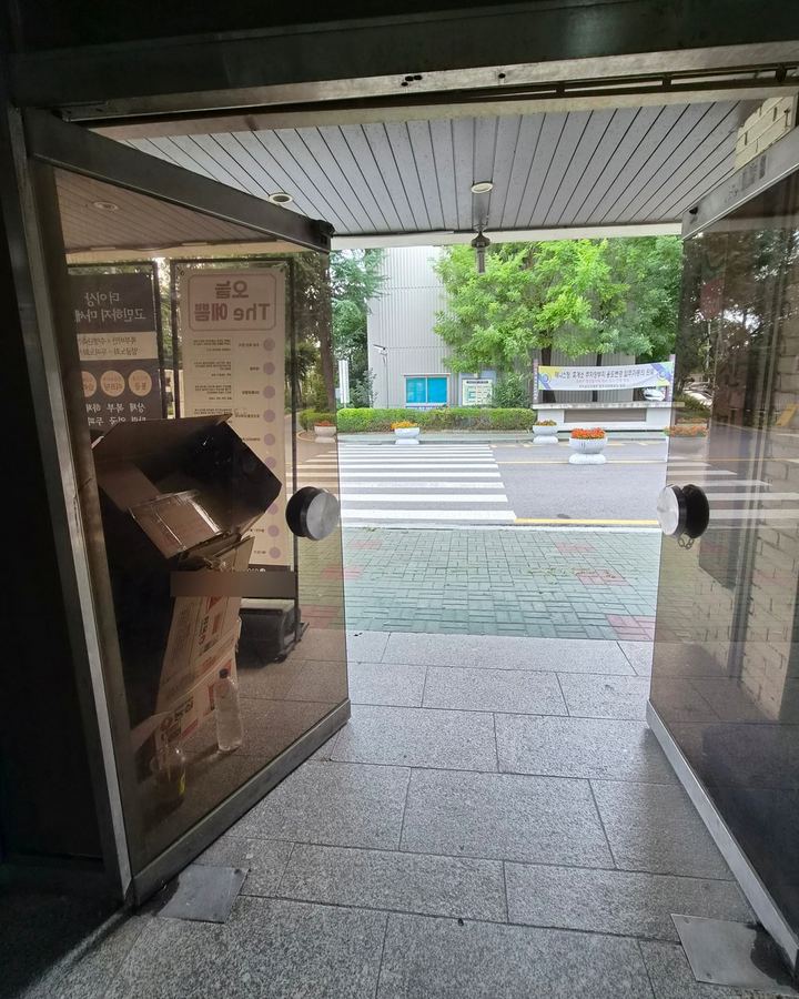 검암동 유리문수리 작업 모습